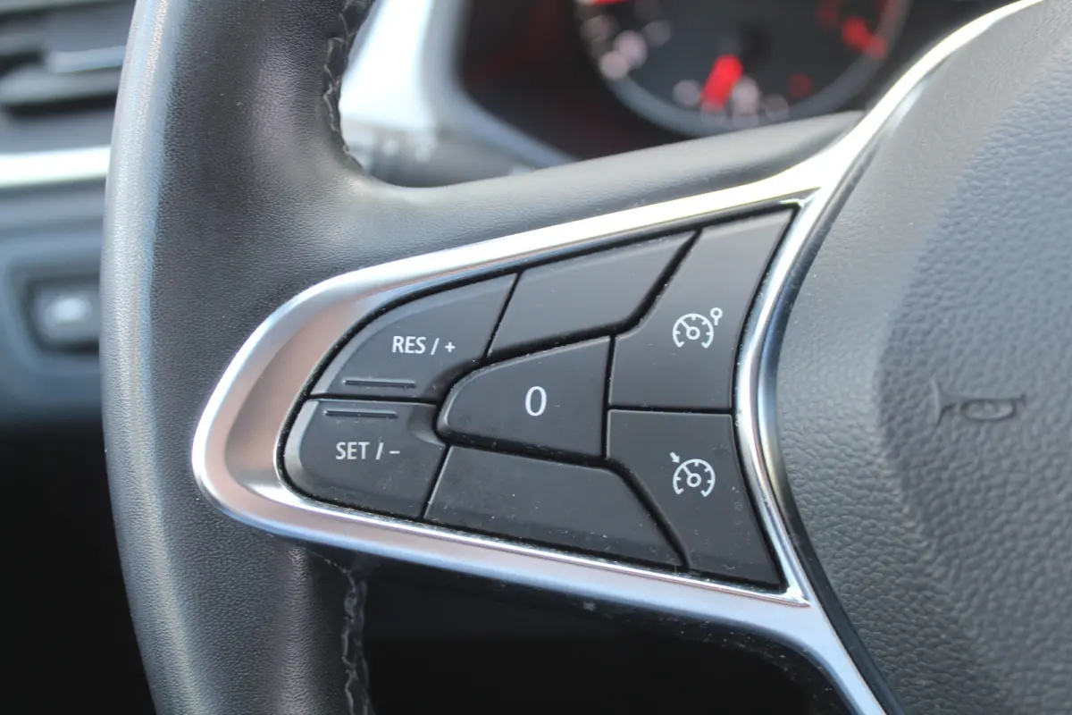 1.0 TCe 100 Business Zen l Cruise Control l Lane Assist l PDC l Achteruitrijcamera l Airco l Navigatie l Vaste trekhaak