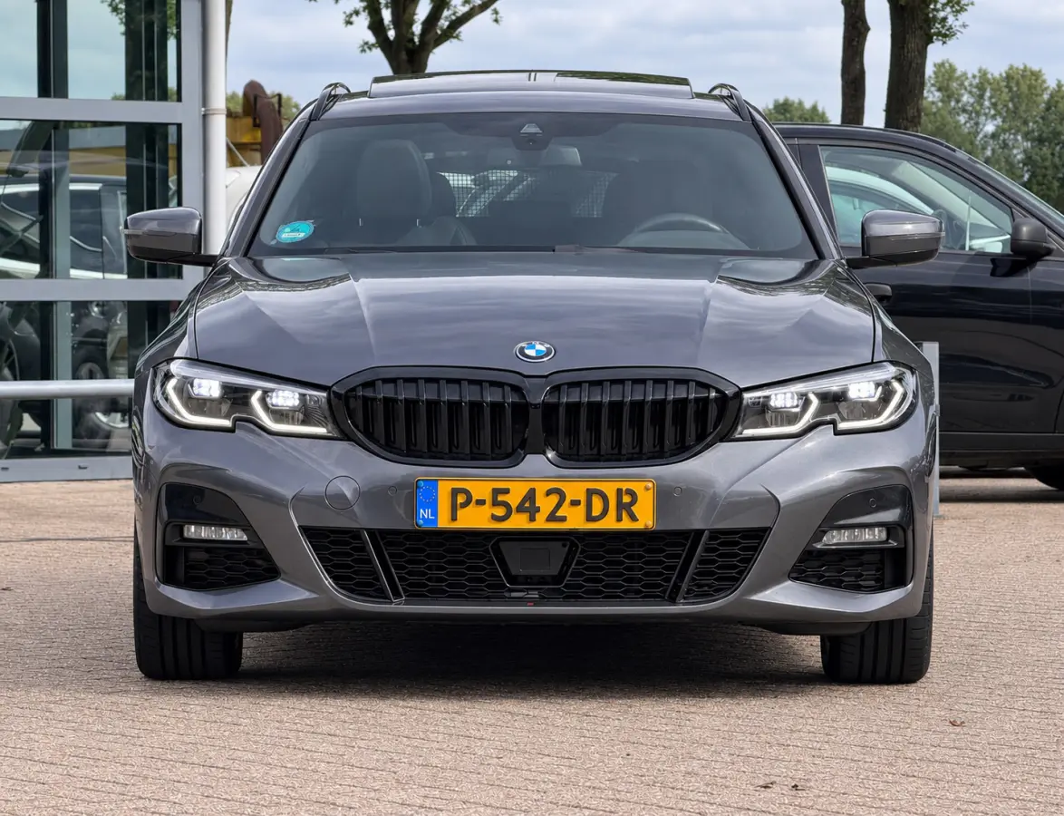 320e Business Edition Plus | M Sport | Leder | Achteruitrijcamera | Panoramadak | Stoelverwarming | SoH 94%