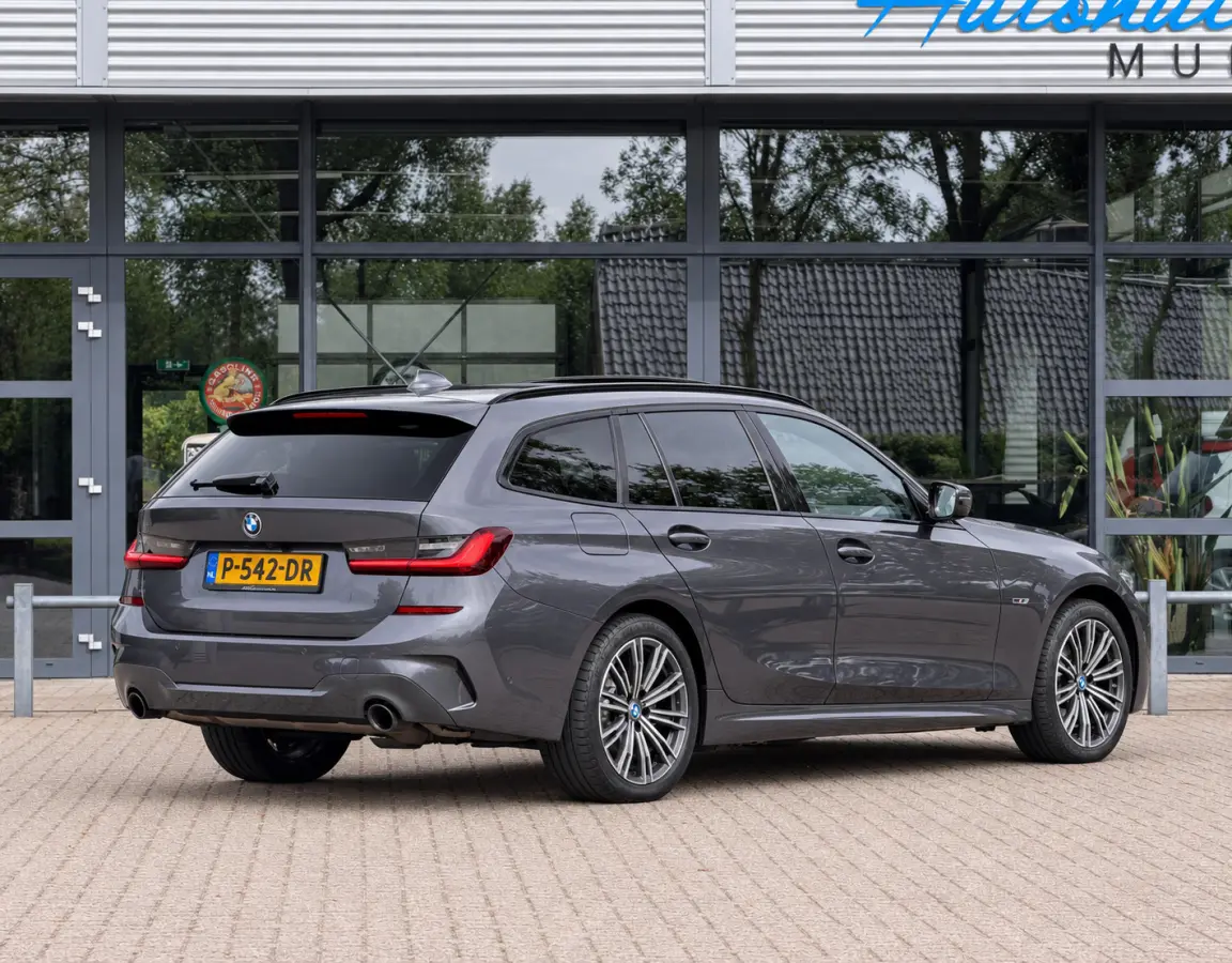 320e Business Edition Plus | M Sport | Leder | Achteruitrijcamera | Panoramadak | Stoelverwarming | SoH 94%