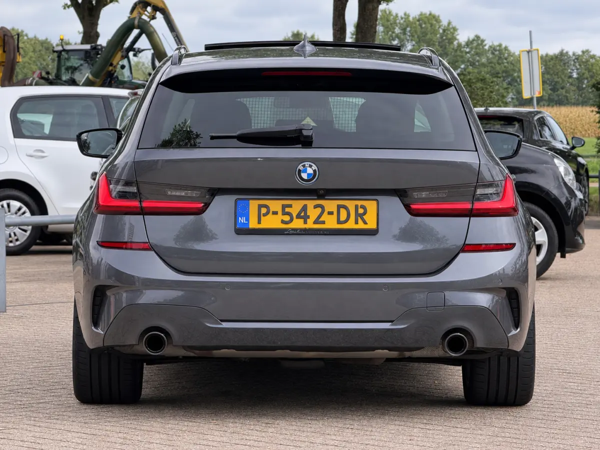 320e Business Edition Plus | M Sport | Leder | Achteruitrijcamera | Panoramadak | Stoelverwarming | SoH 94%