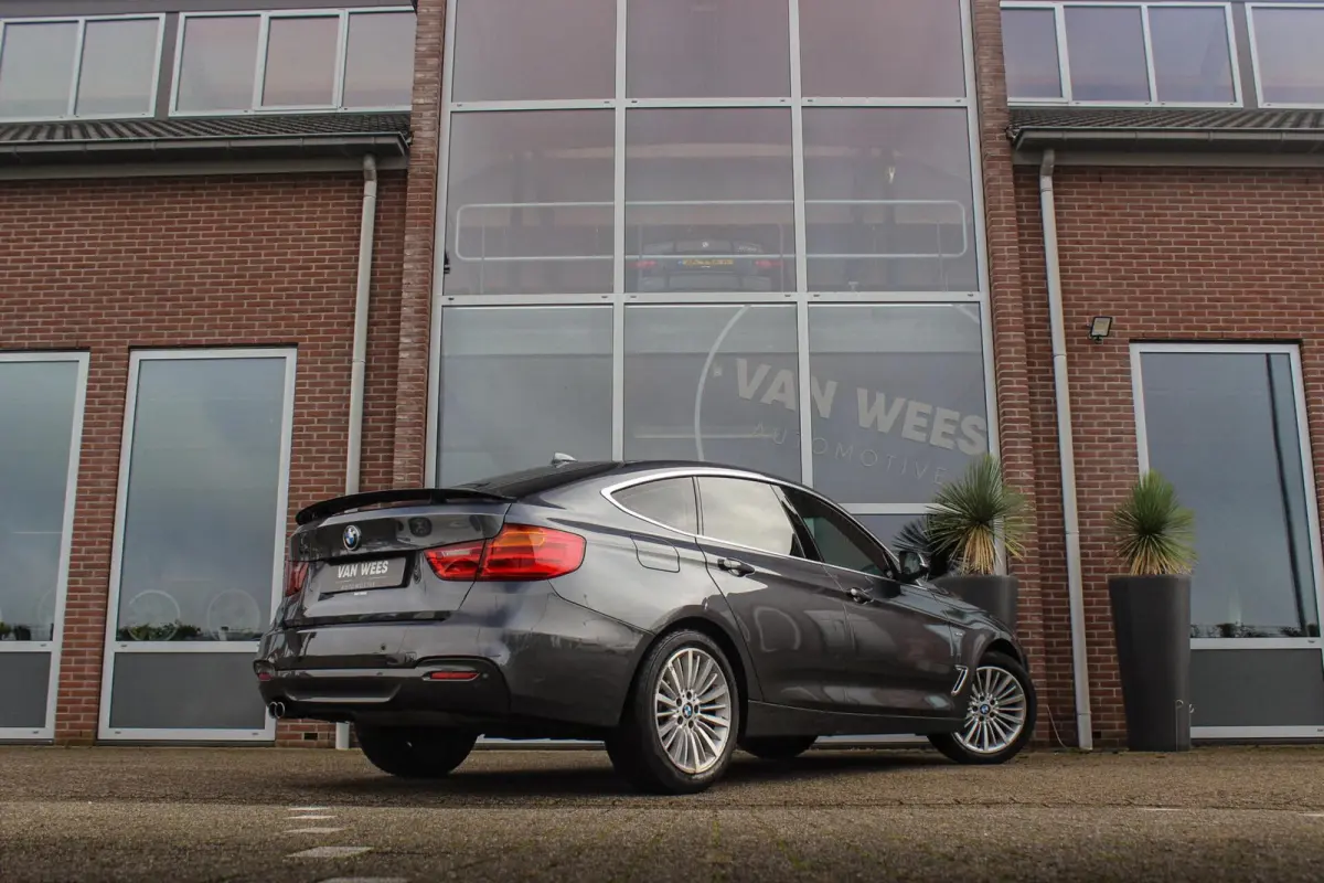 328i High Executive | 2e eigenaar | Origineel NL | Luxury Line | HiFi audio | Navigatie Professional | Sportstoelen | Cruise control | Bluetooth | Xenon | PDC