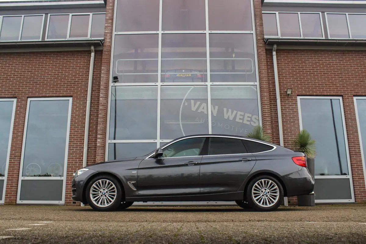 328i High Executive | 2e eigenaar | Origineel NL | Luxury Line | HiFi audio | Navigatie Professional | Sportstoelen | Cruise control | Bluetooth | Xenon | PDC