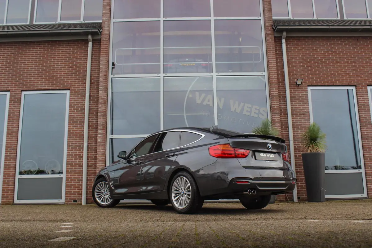 328i High Executive | 2e eigenaar | Origineel NL | Luxury Line | HiFi audio | Navigatie Professional | Sportstoelen | Cruise control | Bluetooth | Xenon | PDC