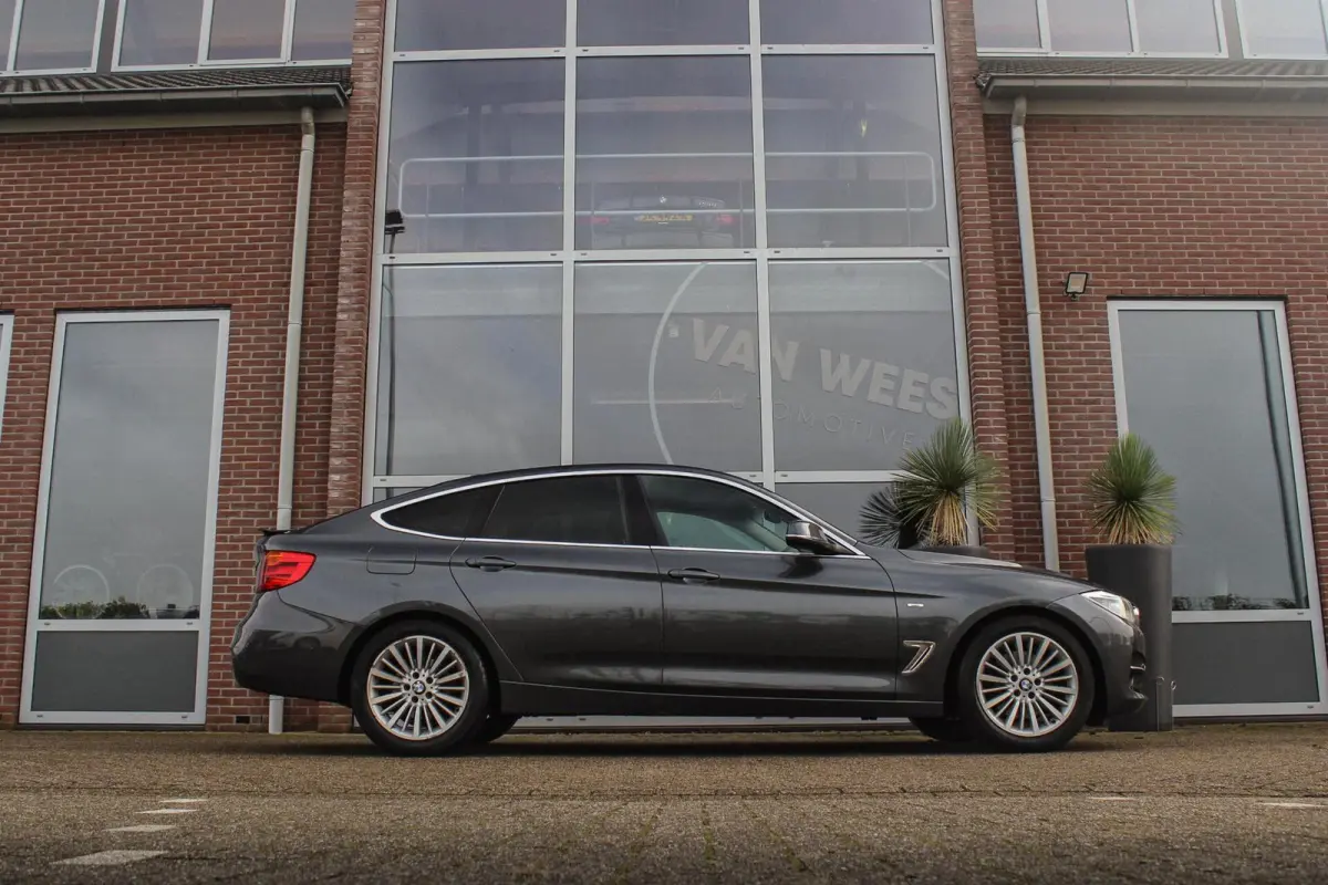 328i High Executive | 2e eigenaar | Origineel NL | Luxury Line | HiFi audio | Navigatie Professional | Sportstoelen | Cruise control | Bluetooth | Xenon | PDC