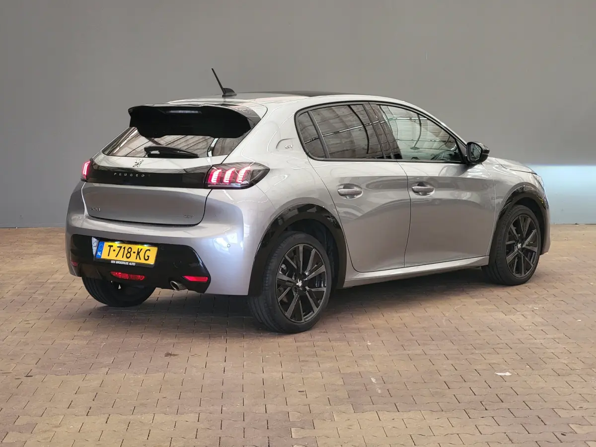 1.2 Turbo 100-PK EAT8 Panorama Dak | Camera | 17" Lichtmetaal | Digitaal Dashboard | Parkeersensoren Rondom | Navigatie | LED