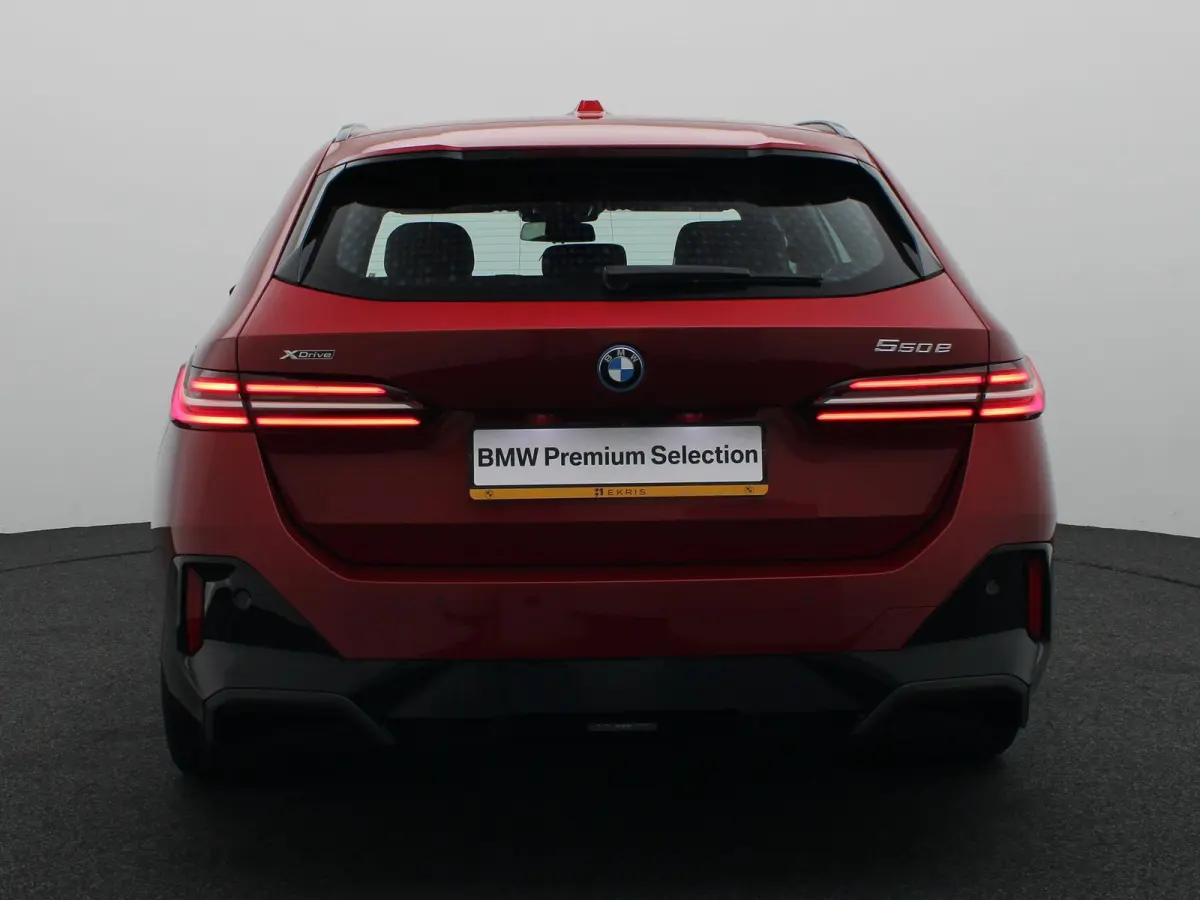 550e xDrive M Sportpakket | Comfort Pack | SoH 100% | Trekhaak | Panoramadak | Elektrisch Verstelbare Sportstoelen | Driving Assistant | Harman Kardon | 19''