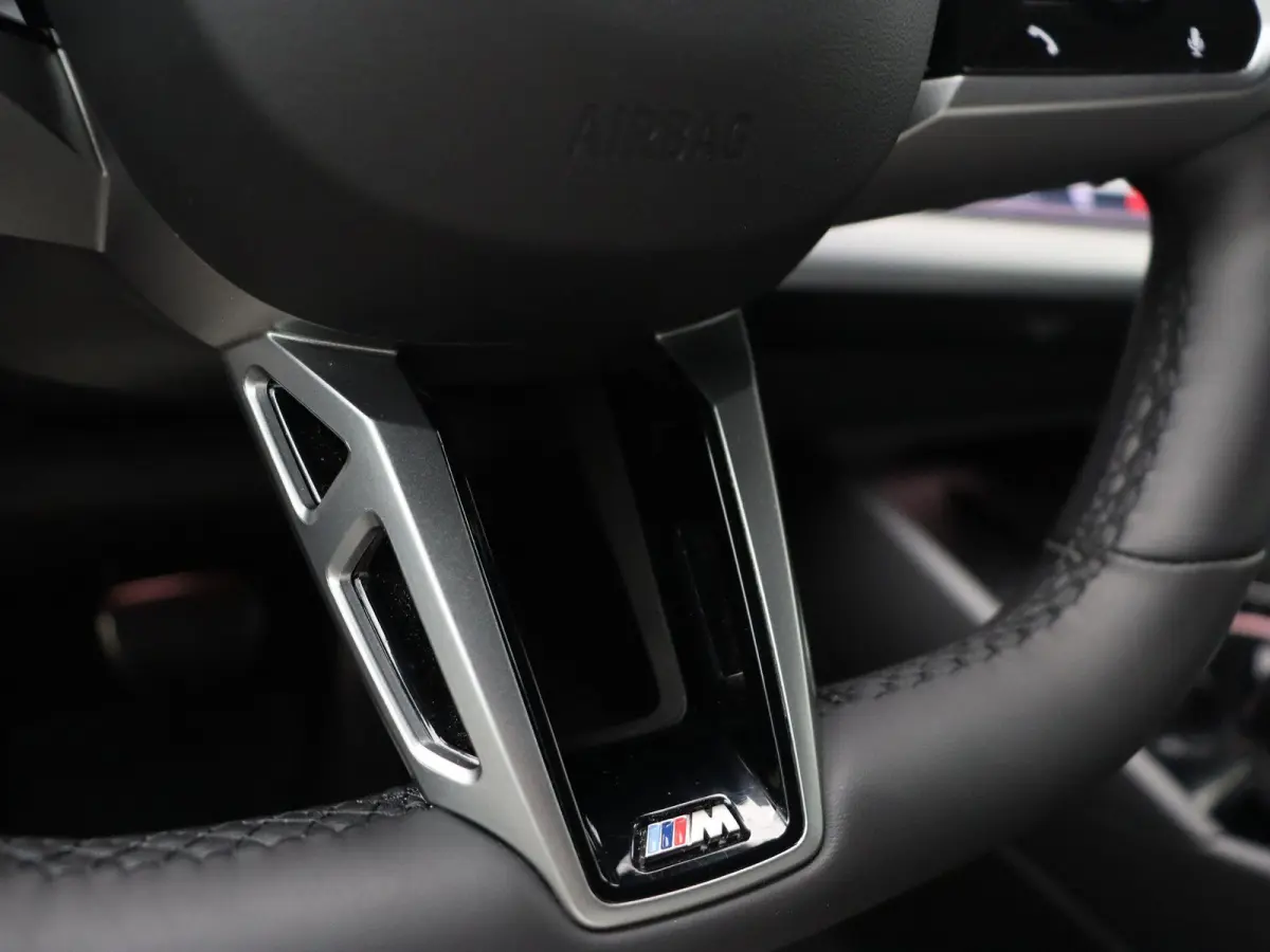 550e xDrive M Sportpakket | Comfort Pack | SoH 100% | Trekhaak | Panoramadak | Elektrisch Verstelbare Sportstoelen | Driving Assistant | Harman Kardon | 19''