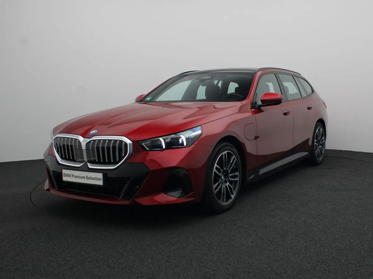 550e xDrive M Sportpakket | Comfort Pack | SoH 100% | Trekhaak | Panoramadak | Elektrisch Verstelbare Sportstoelen | Driving Assistant | Harman Kardon | 19''