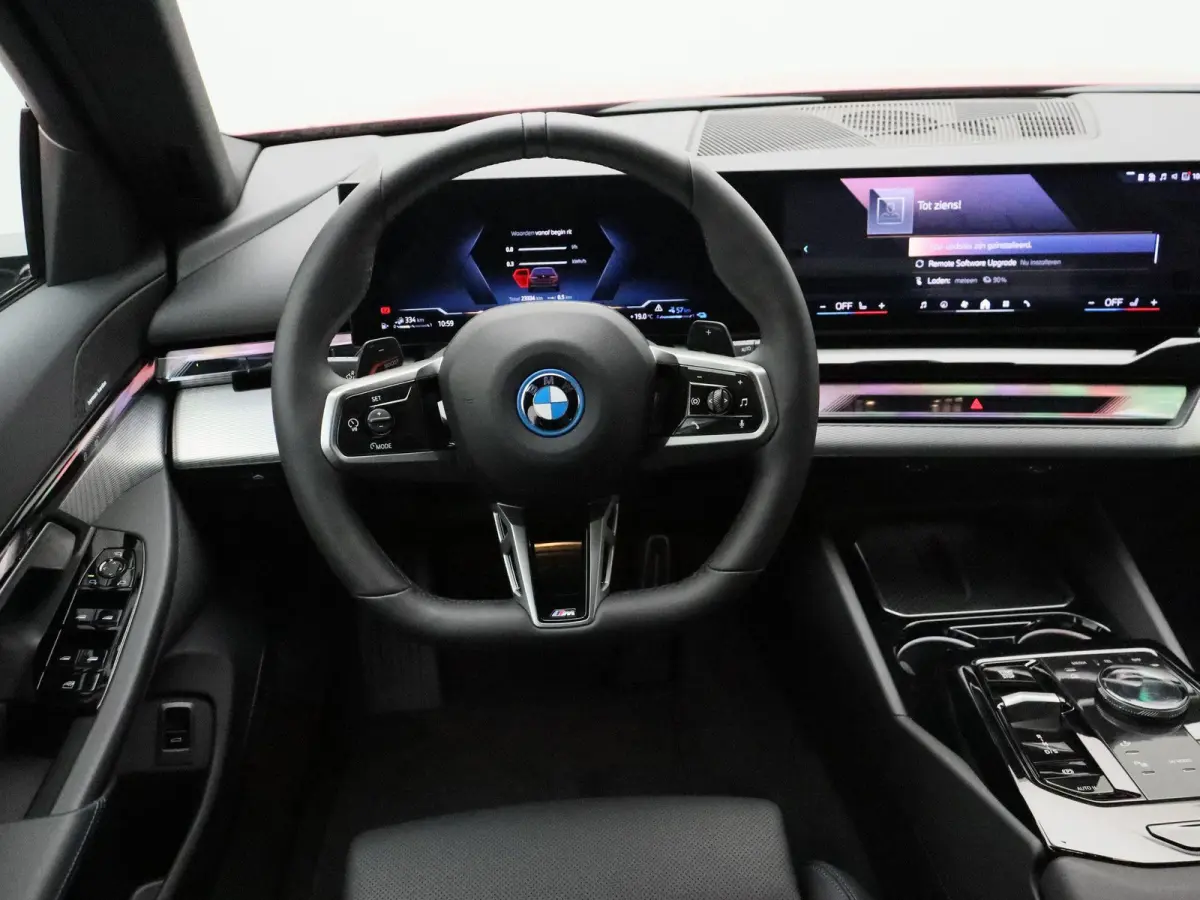 550e xDrive M Sportpakket | Comfort Pack | SoH 100% | Trekhaak | Panoramadak | Elektrisch Verstelbare Sportstoelen | Driving Assistant | Harman Kardon | 19''