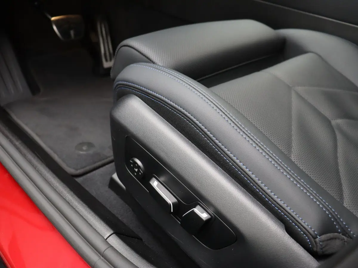 550e xDrive M Sportpakket | Comfort Pack | SoH 100% | Trekhaak | Panoramadak | Elektrisch Verstelbare Sportstoelen | Driving Assistant | Harman Kardon | 19''