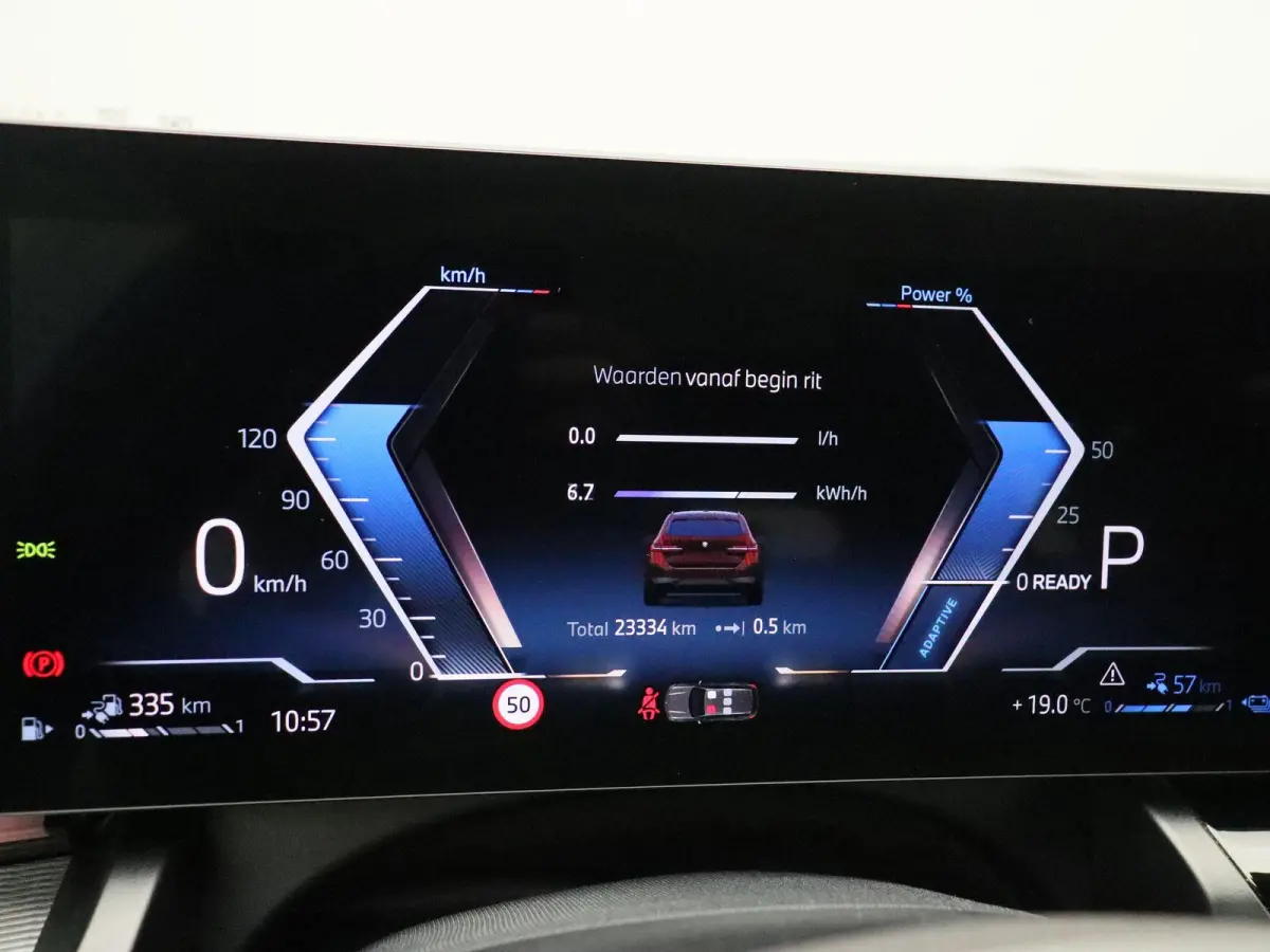 550e xDrive M Sportpakket | Comfort Pack | SoH 100% | Trekhaak | Panoramadak | Elektrisch Verstelbare Sportstoelen | Driving Assistant | Harman Kardon | 19''