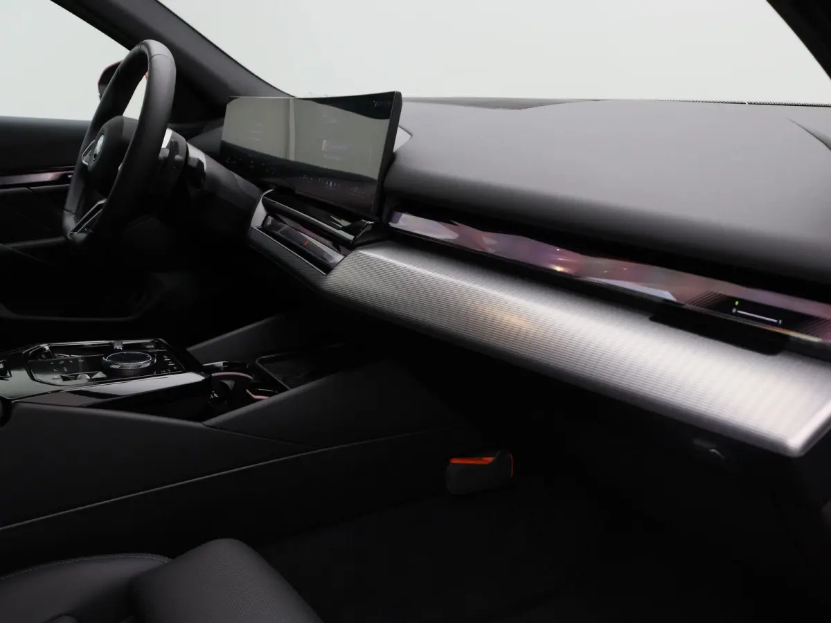 550e xDrive M Sportpakket | Comfort Pack | SoH 100% | Trekhaak | Panoramadak | Elektrisch Verstelbare Sportstoelen | Driving Assistant | Harman Kardon | 19''