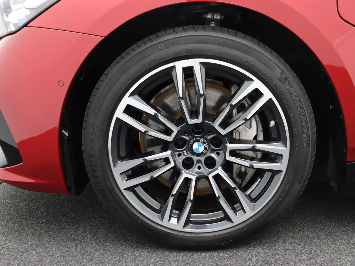 550e xDrive M Sportpakket | Comfort Pack | SoH 100% | Trekhaak | Panoramadak | Elektrisch Verstelbare Sportstoelen | Driving Assistant | Harman Kardon | 19''