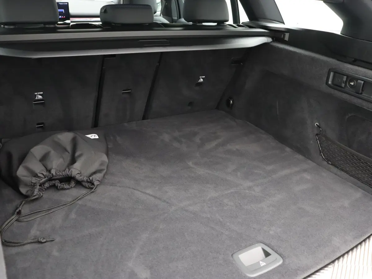 550e xDrive M Sportpakket | Comfort Pack | SoH 100% | Trekhaak | Panoramadak | Elektrisch Verstelbare Sportstoelen | Driving Assistant | Harman Kardon | 19''