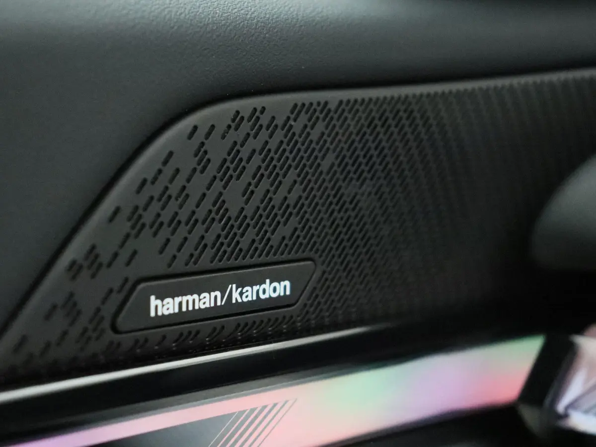 550e xDrive M Sportpakket | Comfort Pack | SoH 100% | Trekhaak | Panoramadak | Elektrisch Verstelbare Sportstoelen | Driving Assistant | Harman Kardon | 19''