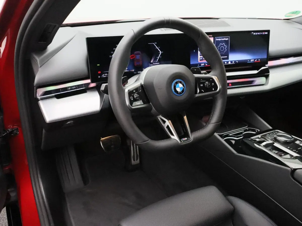 550e xDrive M Sportpakket | Comfort Pack | SoH 100% | Trekhaak | Panoramadak | Elektrisch Verstelbare Sportstoelen | Driving Assistant | Harman Kardon | 19''
