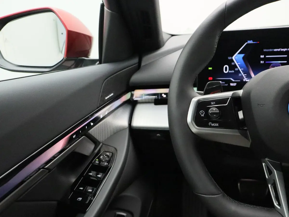 550e xDrive M Sportpakket | Comfort Pack | SoH 100% | Trekhaak | Panoramadak | Elektrisch Verstelbare Sportstoelen | Driving Assistant | Harman Kardon | 19''