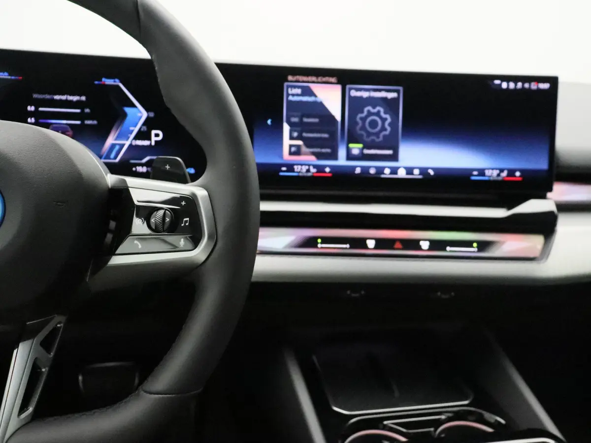 550e xDrive M Sportpakket | Comfort Pack | SoH 100% | Trekhaak | Panoramadak | Elektrisch Verstelbare Sportstoelen | Driving Assistant | Harman Kardon | 19''