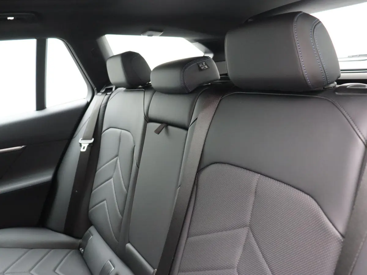 550e xDrive M Sportpakket | Comfort Pack | SoH 100% | Trekhaak | Panoramadak | Elektrisch Verstelbare Sportstoelen | Driving Assistant | Harman Kardon | 19''