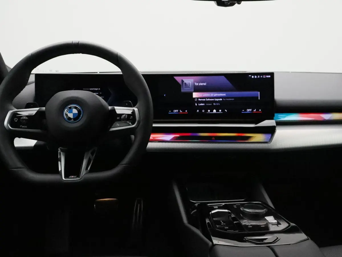 550e xDrive M Sportpakket | Comfort Pack | SoH 100% | Trekhaak | Panoramadak | Elektrisch Verstelbare Sportstoelen | Driving Assistant | Harman Kardon | 19''