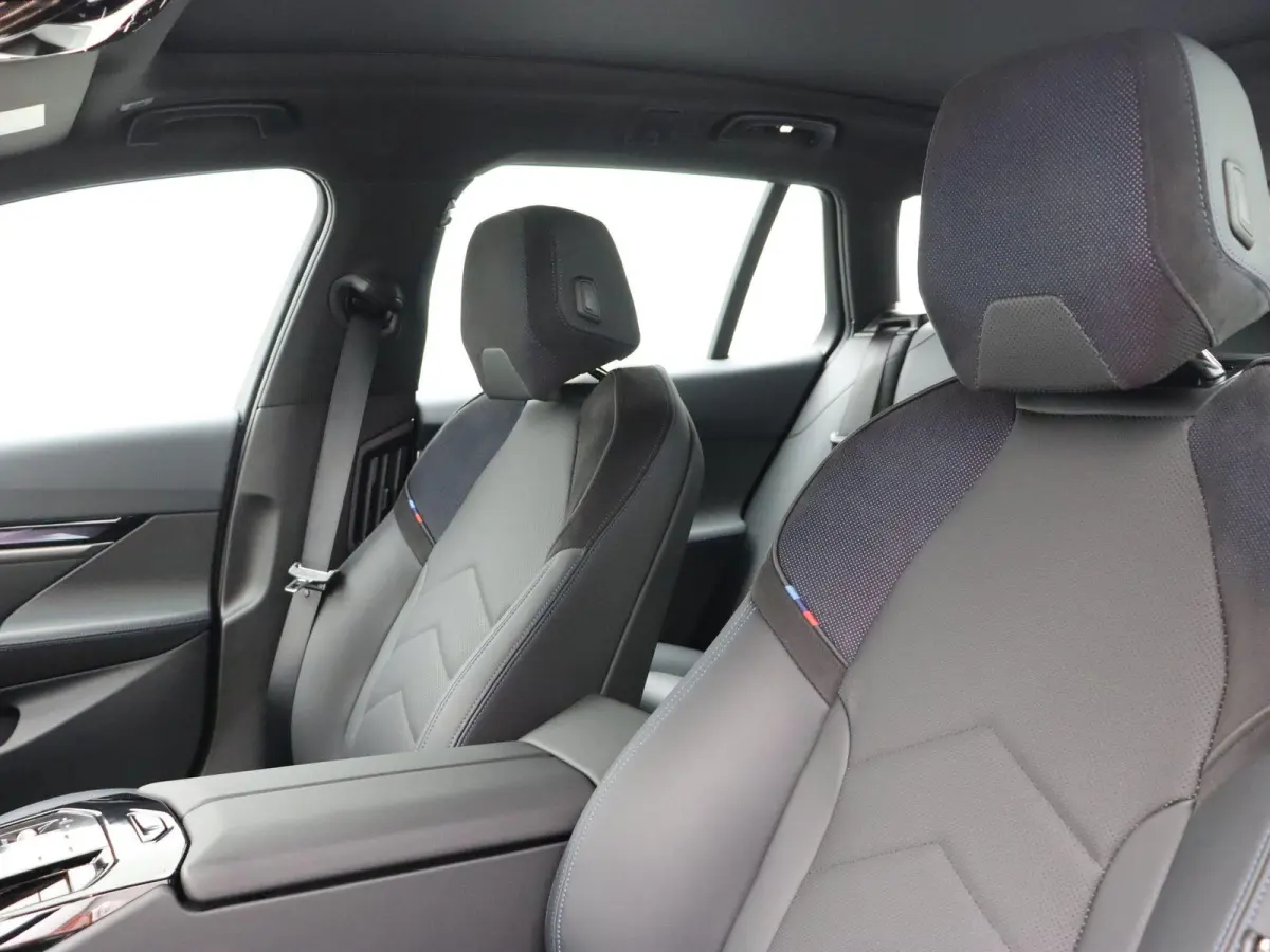 550e xDrive M Sportpakket | Comfort Pack | SoH 100% | Trekhaak | Panoramadak | Elektrisch Verstelbare Sportstoelen | Driving Assistant | Harman Kardon | 19''