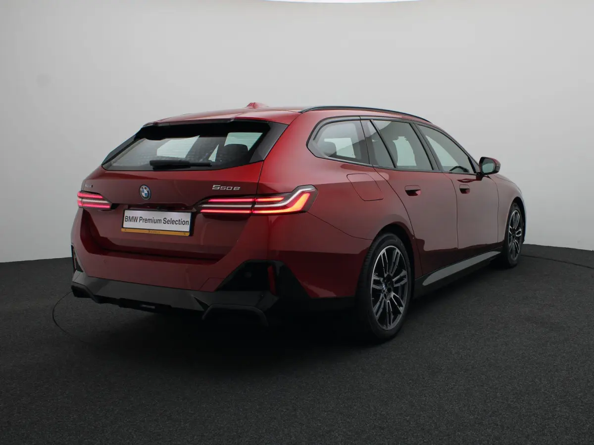 550e xDrive M Sportpakket | Comfort Pack | SoH 100% | Trekhaak | Panoramadak | Elektrisch Verstelbare Sportstoelen | Driving Assistant | Harman Kardon | 19''
