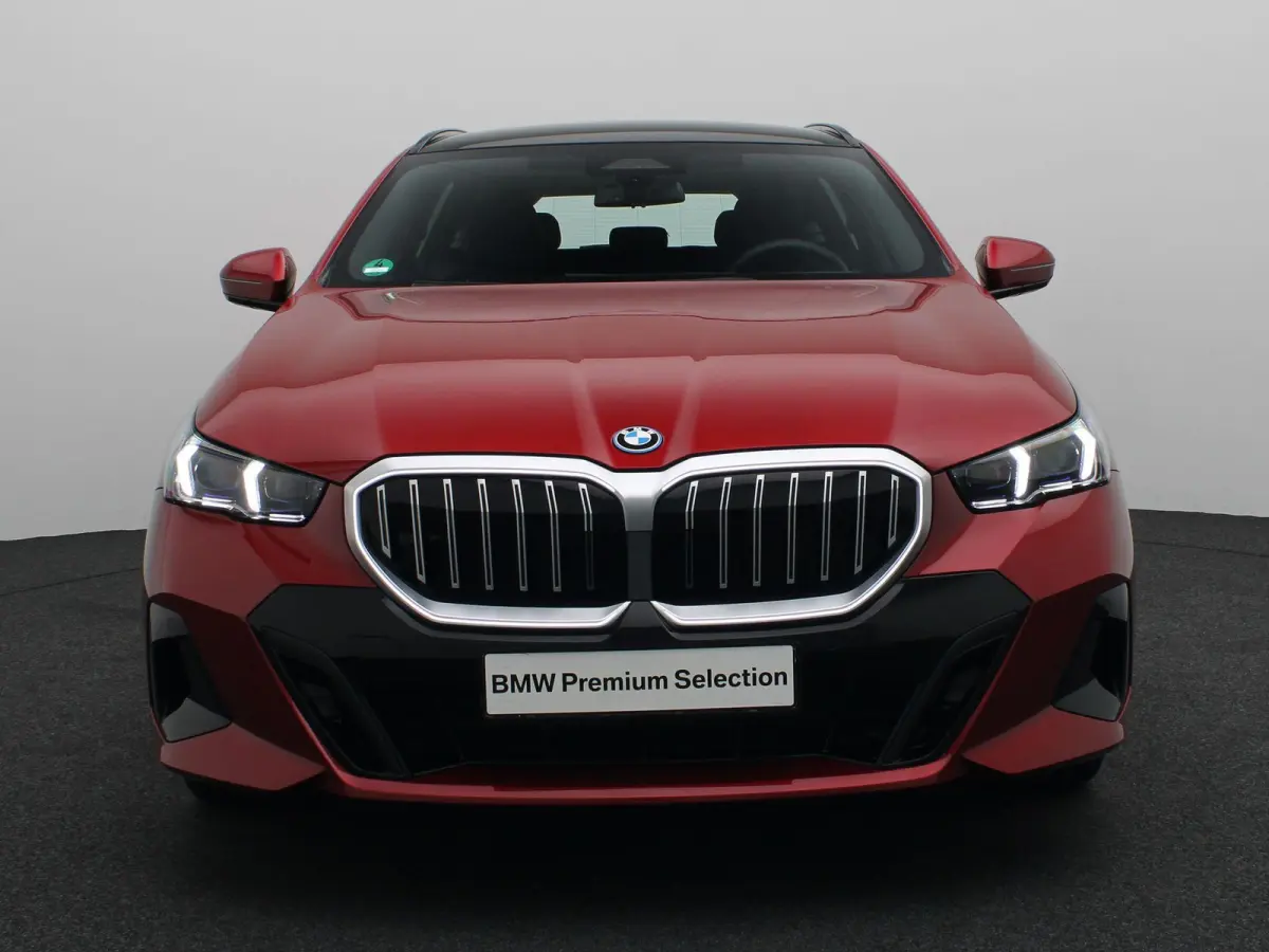 550e xDrive M Sportpakket | Comfort Pack | SoH 100% | Trekhaak | Panoramadak | Elektrisch Verstelbare Sportstoelen | Driving Assistant | Harman Kardon | 19''