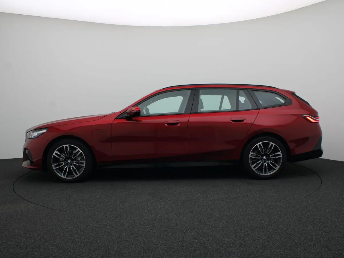 550e xDrive M Sportpakket | Comfort Pack | SoH 100% | Trekhaak | Panoramadak | Elektrisch Verstelbare Sportstoelen | Driving Assistant | Harman Kardon | 19''