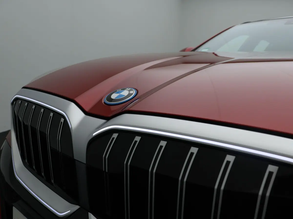 550e xDrive M Sportpakket | Comfort Pack | SoH 100% | Trekhaak | Panoramadak | Elektrisch Verstelbare Sportstoelen | Driving Assistant | Harman Kardon | 19''