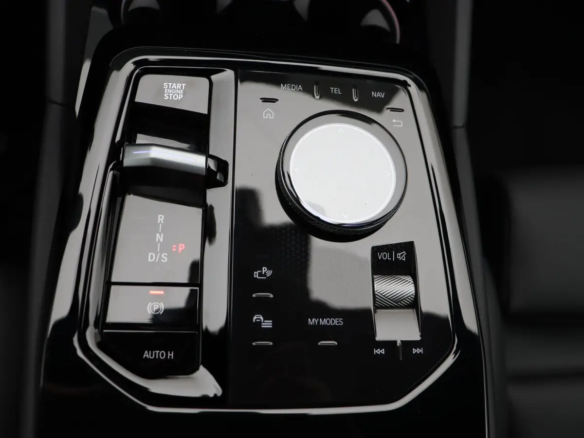550e xDrive M Sportpakket | Comfort Pack | SoH 100% | Trekhaak | Panoramadak | Elektrisch Verstelbare Sportstoelen | Driving Assistant | Harman Kardon | 19''