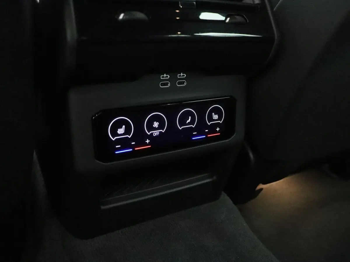 550e xDrive M Sportpakket | Comfort Pack | SoH 100% | Trekhaak | Panoramadak | Elektrisch Verstelbare Sportstoelen | Driving Assistant | Harman Kardon | 19''