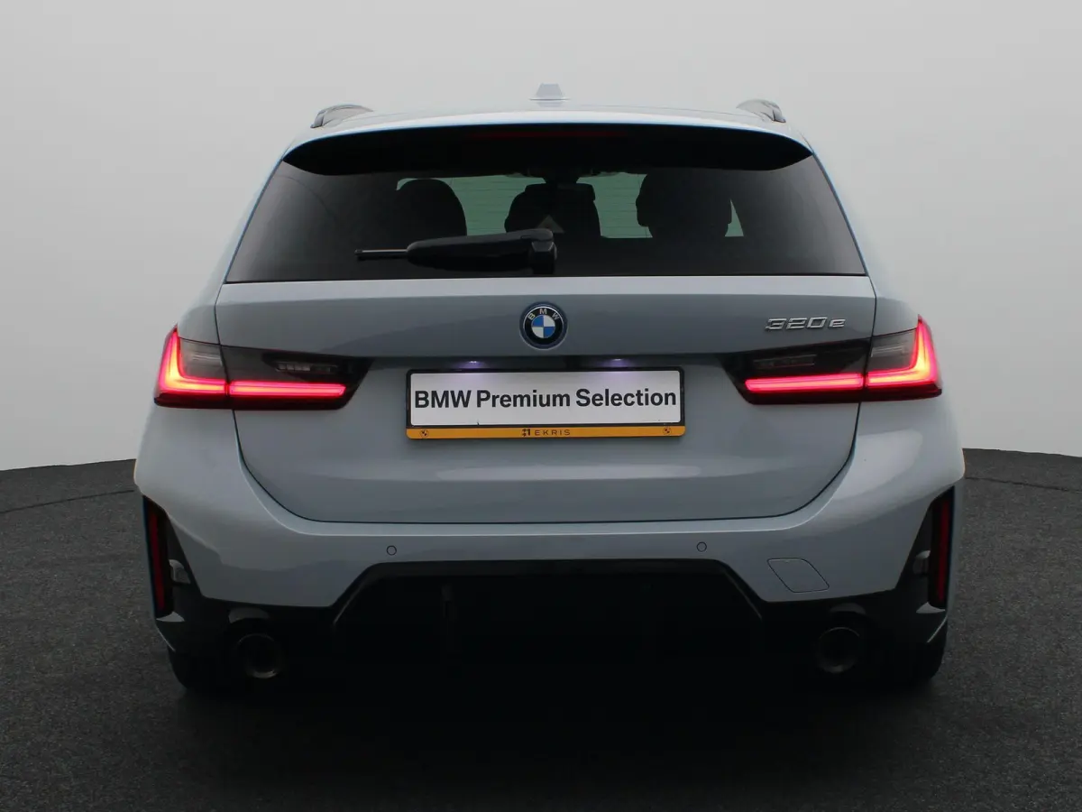 320e M Sportpakket | Travel Pack | Entertainment Pack | SoH 82% | Stuurwielrand Verwarmd | Panoramadak | Driving Assistant | 18''