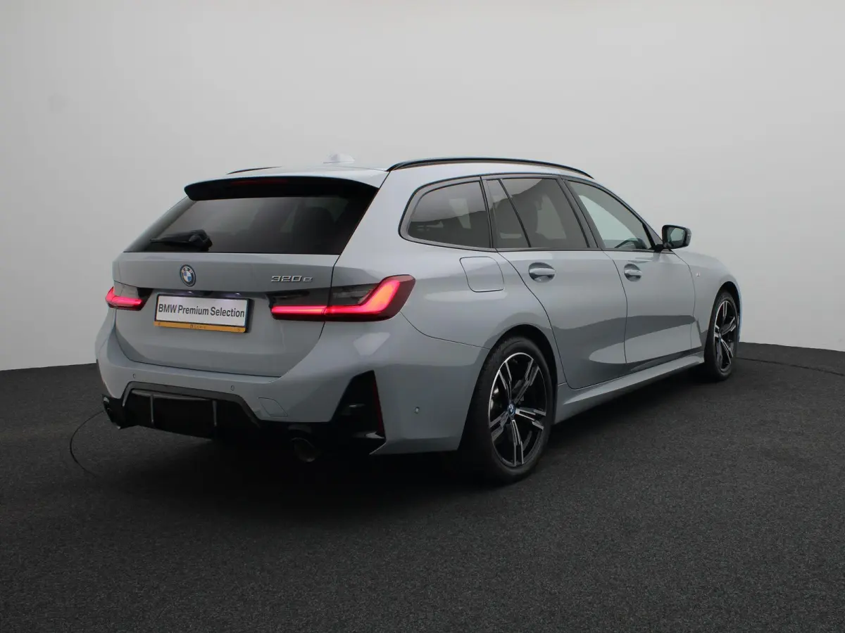 320e M Sportpakket | Travel Pack | Entertainment Pack | SoH 82% | Stuurwielrand Verwarmd | Panoramadak | Driving Assistant | 18''