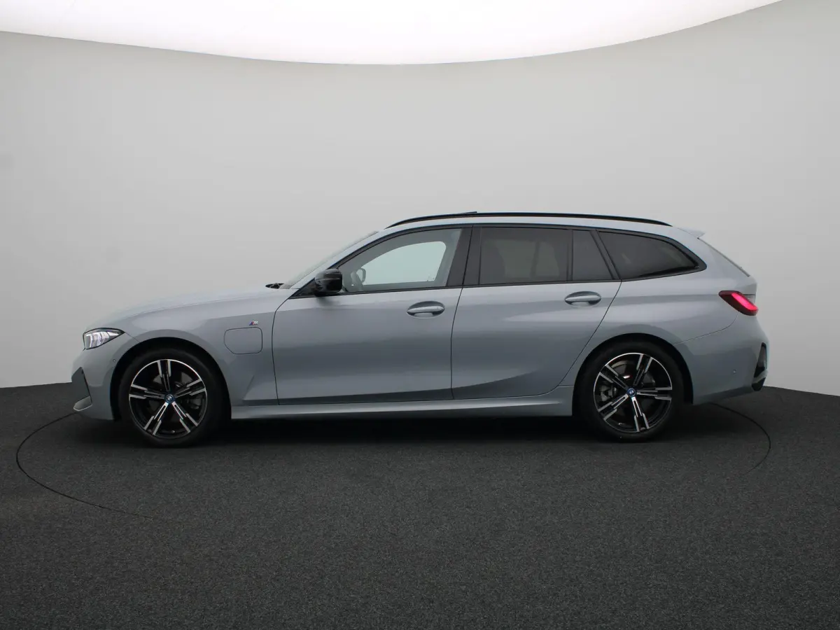 320e M Sportpakket | Travel Pack | Entertainment Pack | SoH 82% | Stuurwielrand Verwarmd | Panoramadak | Driving Assistant | 18''