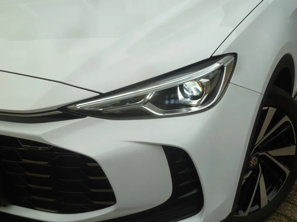 1.5 Hybrid+ Luxury|Leder|360-Camera|Blindspot|Stuur/Stoelverwarming|Adaptive-Cruise|15.000km