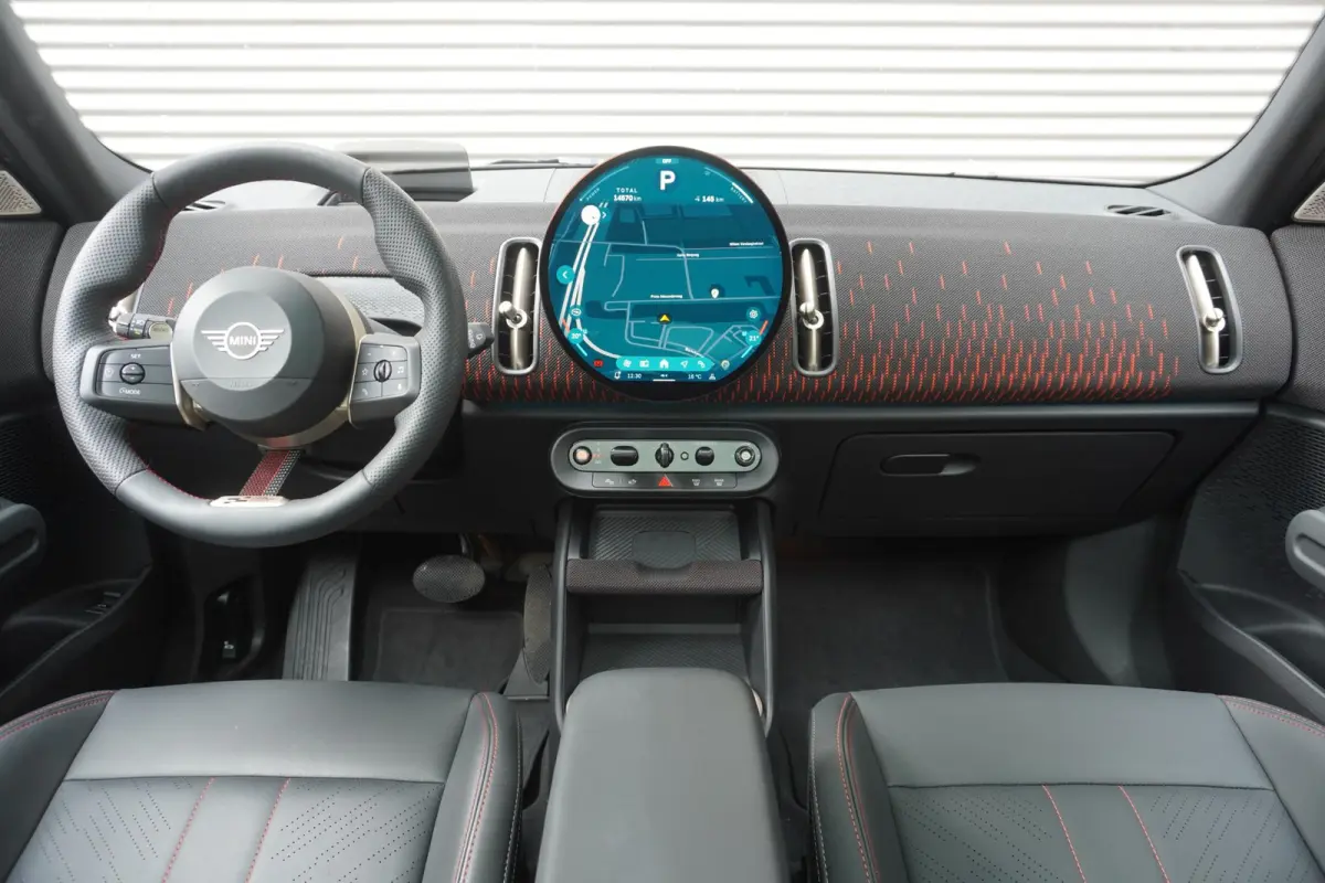E | John Cooper Works Uitvoering | Pakket L | Glazen panoramadak | HIFI System Harman Kardon | Driving Assistant Plus | 20" John Cooper Works Flag Spoke 2-tone