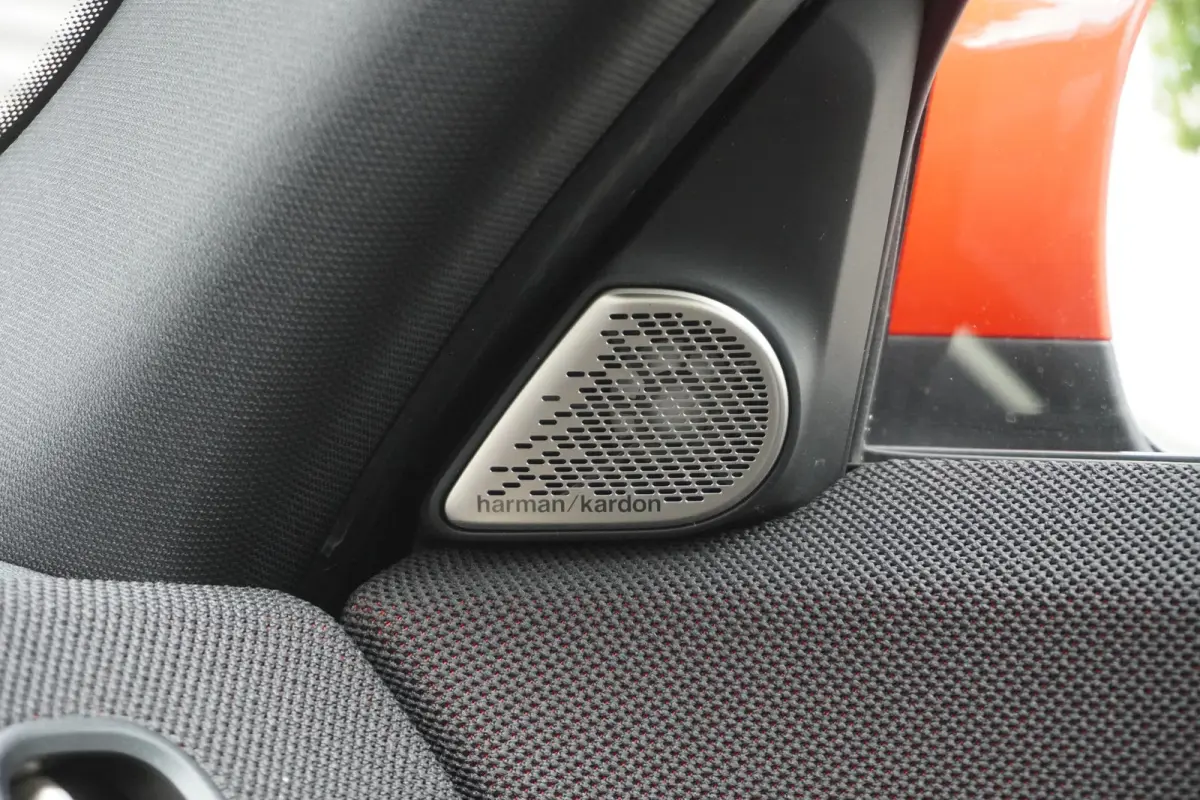 E | John Cooper Works Uitvoering | Pakket L | Glazen panoramadak | HIFI System Harman Kardon | Driving Assistant Plus | 20" John Cooper Works Flag Spoke 2-tone