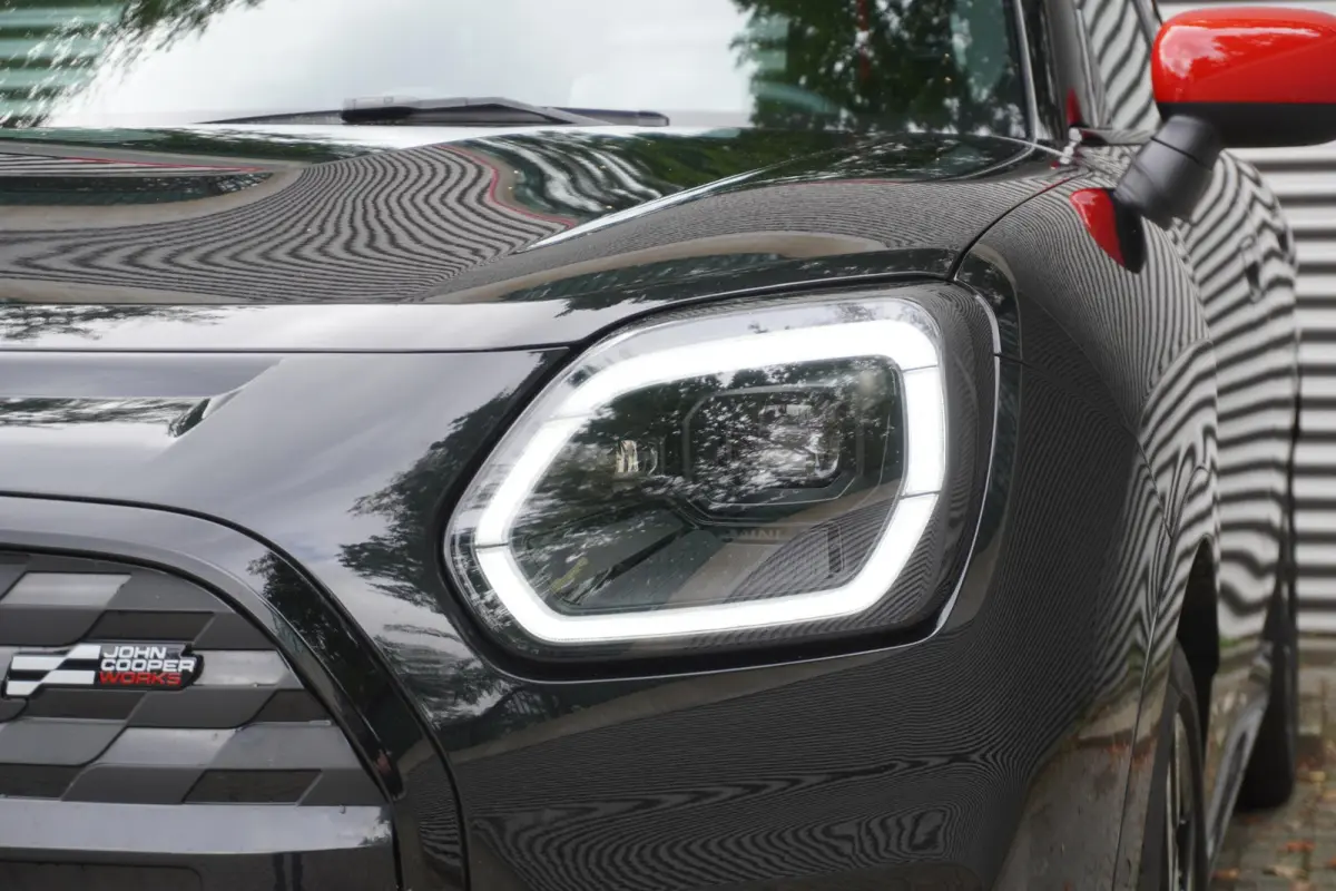 E | John Cooper Works Uitvoering | Pakket L | Glazen panoramadak | HIFI System Harman Kardon | Driving Assistant Plus | 20" John Cooper Works Flag Spoke 2-tone