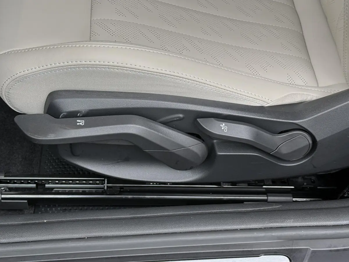 C Favoured Pakket M | Stoel & stuurverwarming | Comfort access | LED | Harman Kardon