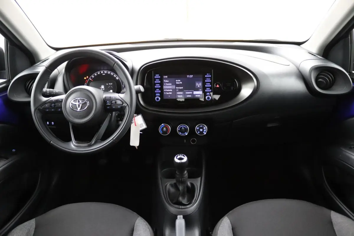 1.0 VVT-i MT Play | Camera |