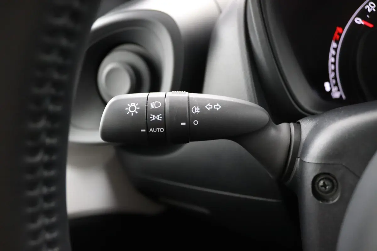 1.0 VVT-i MT Play | Camera |