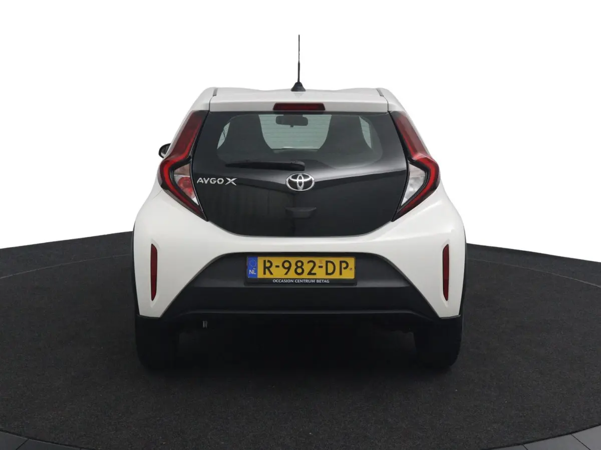 1.0 VVT-i MT Play | Camera |