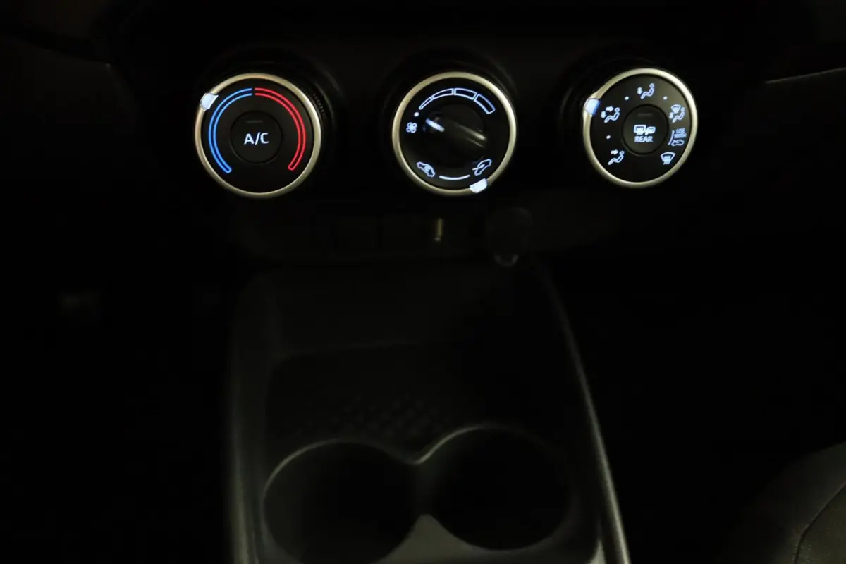 1.0 VVT-i MT Play | Camera |