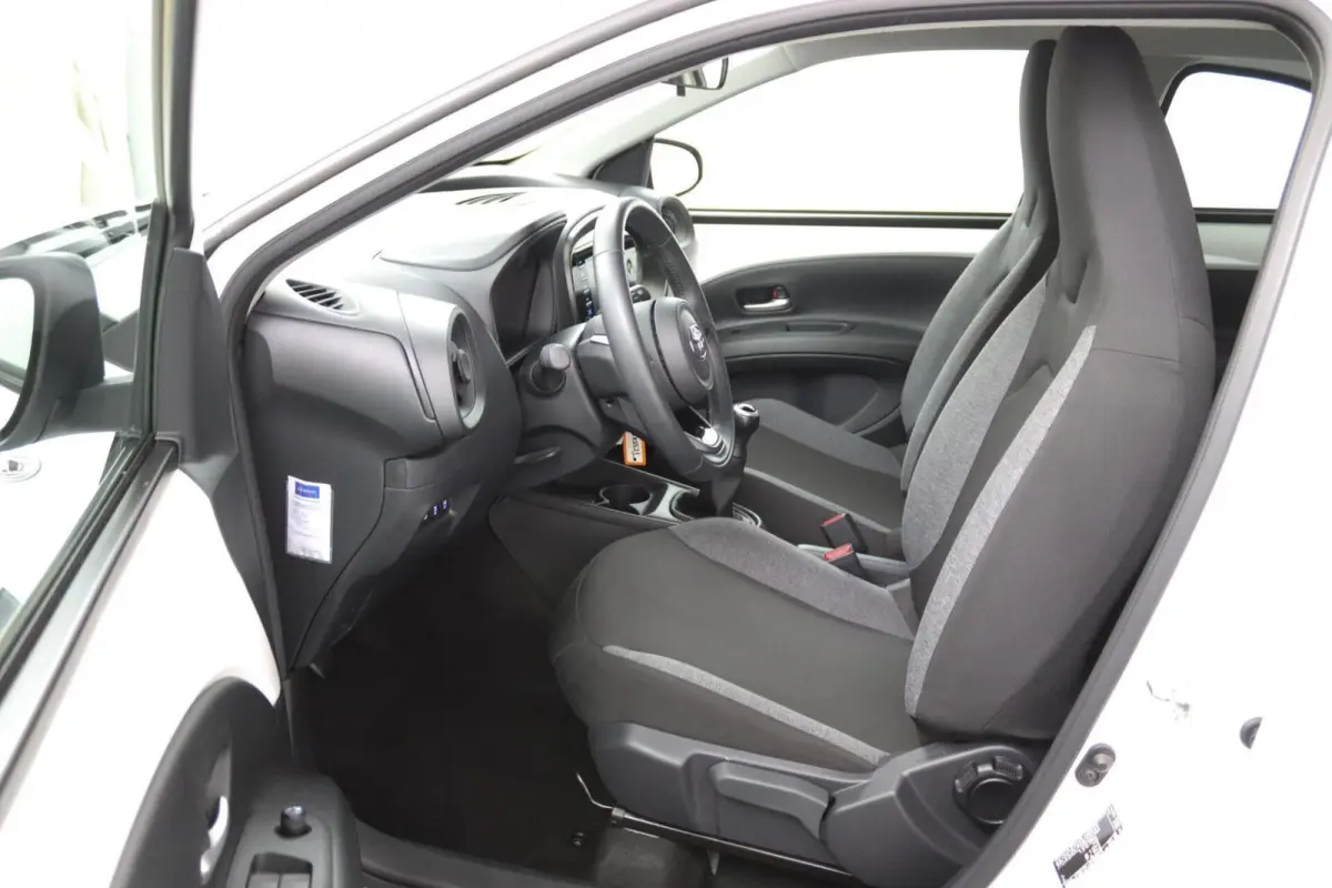 1.0 VVT-i MT Play | Camera |