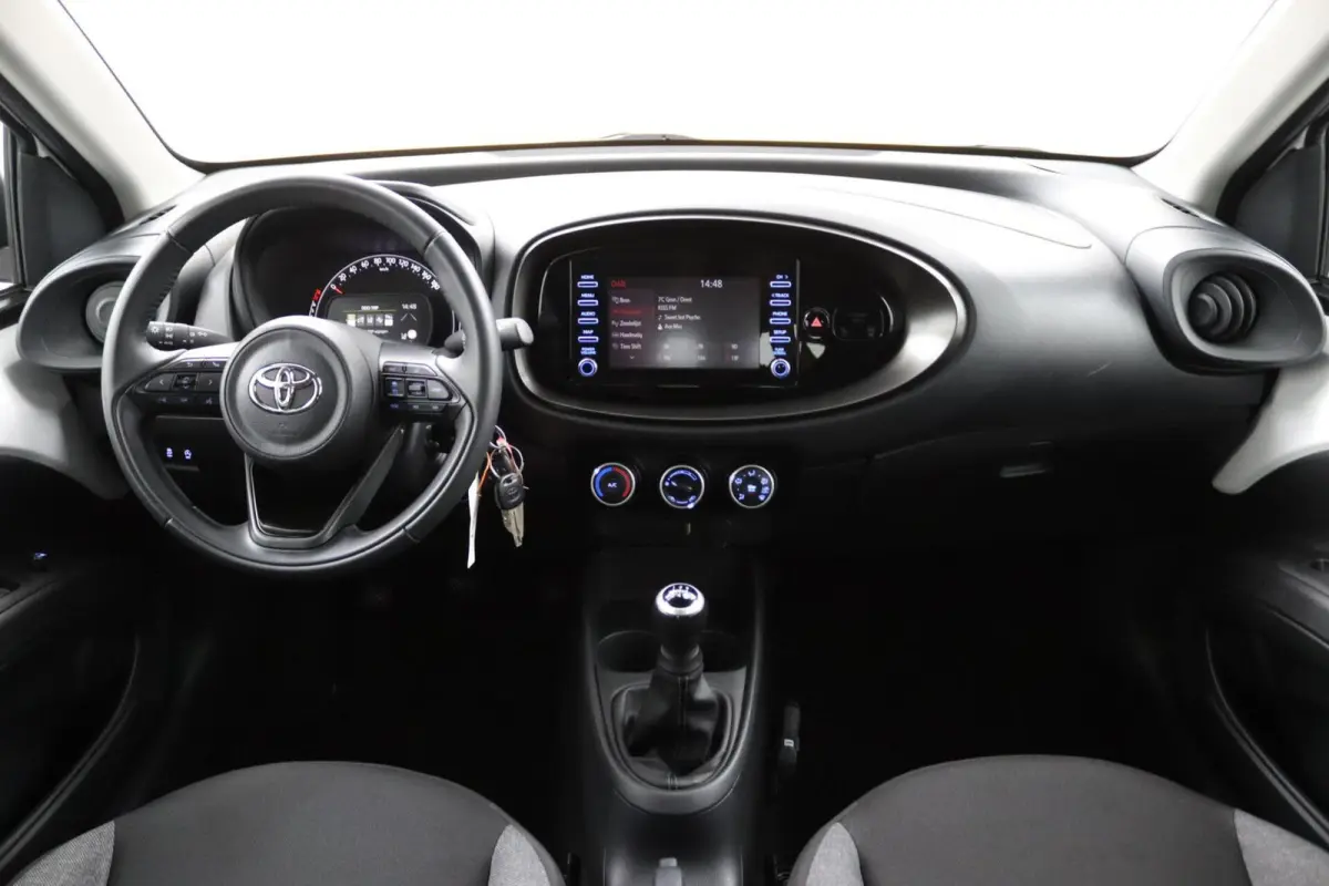 1.0 VVT-i MT Play | Camera |