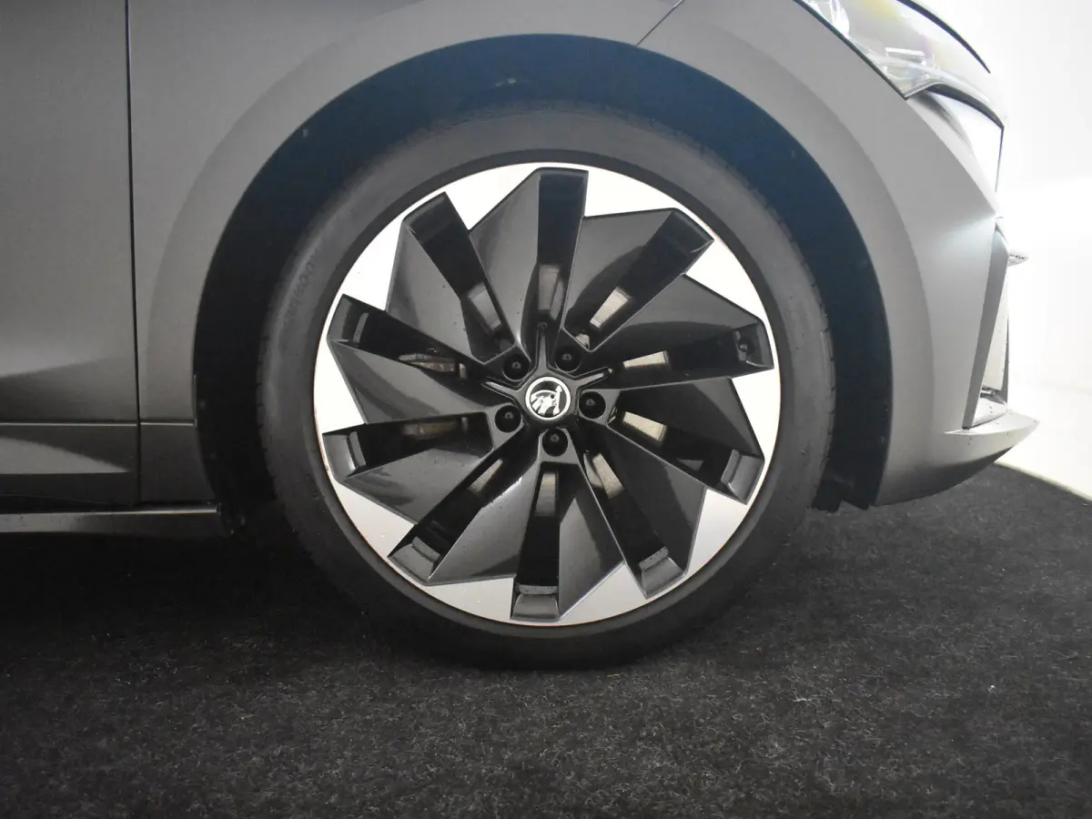 60 Sportline l SOH 91,38% l Camera | 21" l Apple Car Play l Matte kleur l Navi l Sportstoelen l Leder/Alcantara l