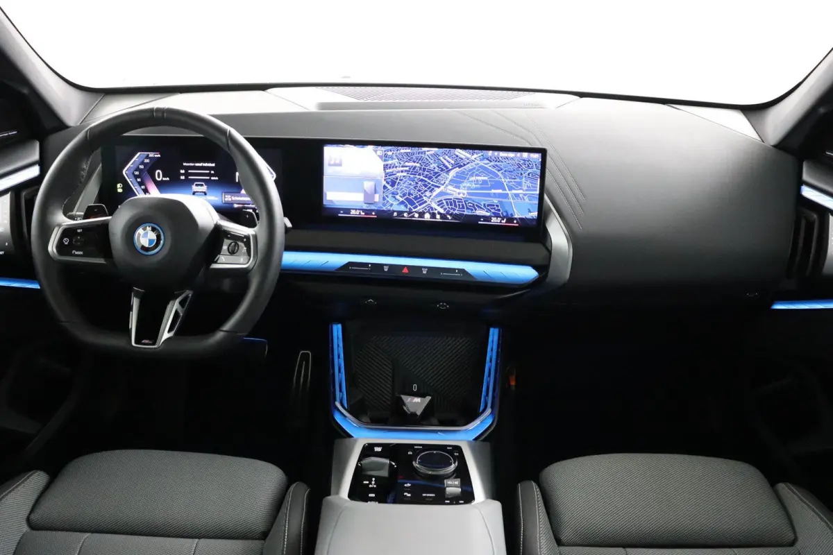 30e xDrive | SOH 100% | M Sportpakket | Premium Pack | Trekhaak  | Panoramadak | Harman Kardon | Parking Assistant