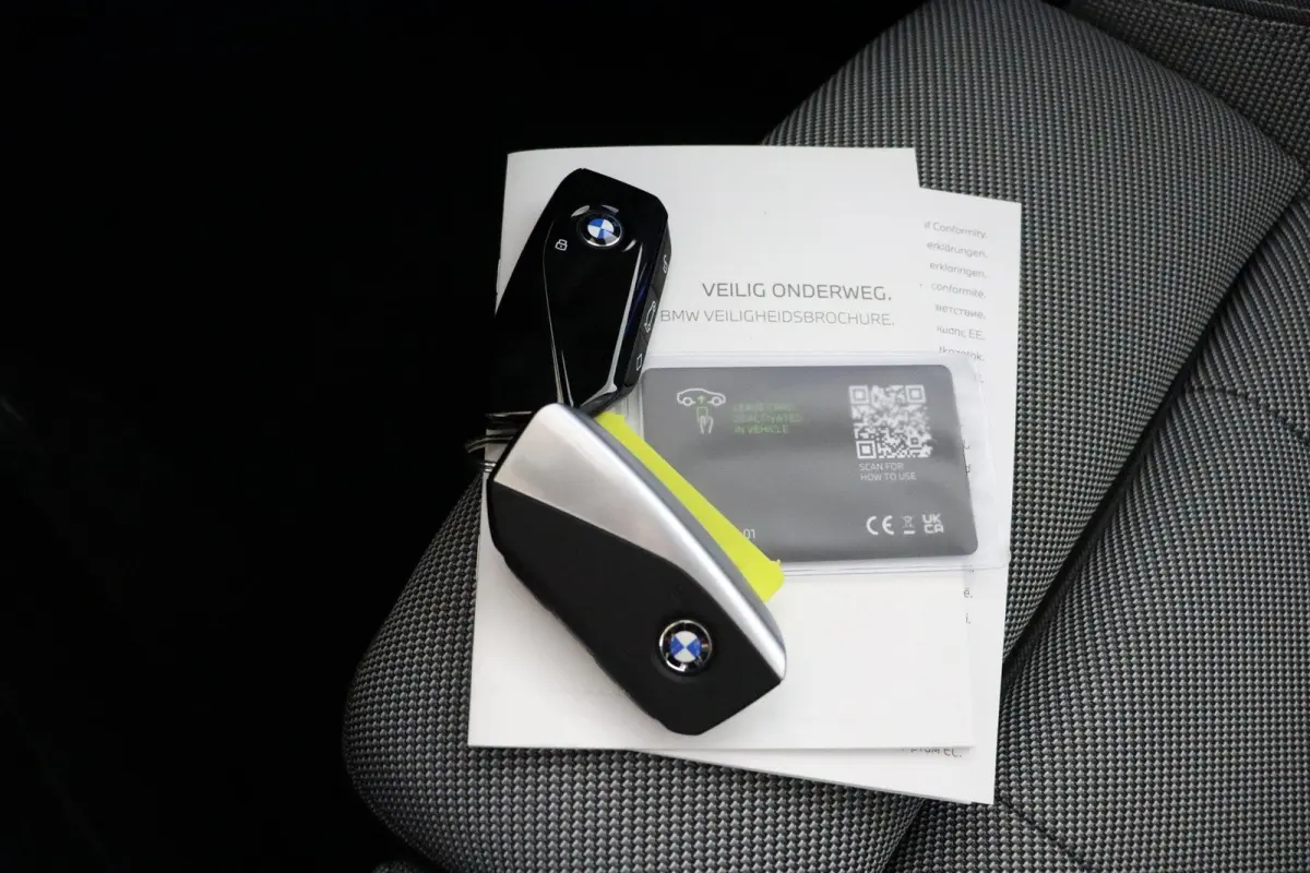 30e xDrive | SOH 100% | M Sportpakket | Premium Pack | Trekhaak  | Panoramadak | Harman Kardon | Parking Assistant