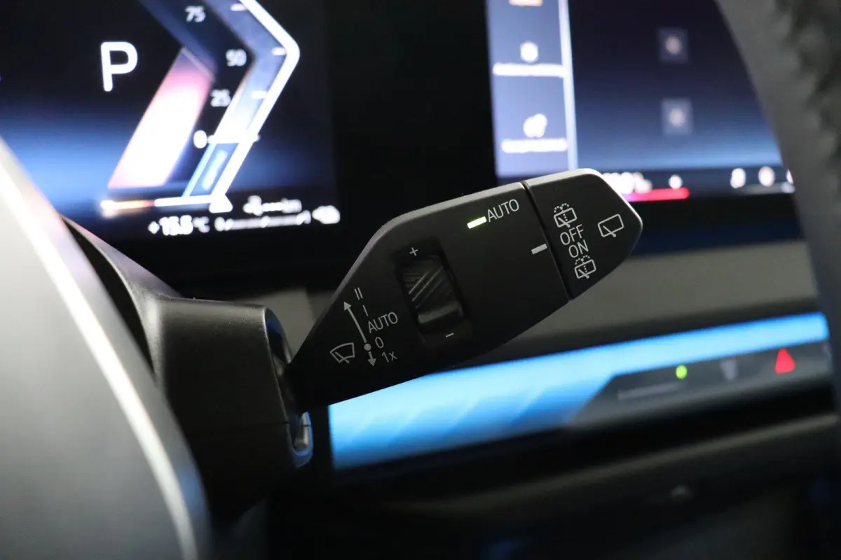 30e xDrive | SOH 100% | M Sportpakket | Premium Pack | Trekhaak  | Panoramadak | Harman Kardon | Parking Assistant