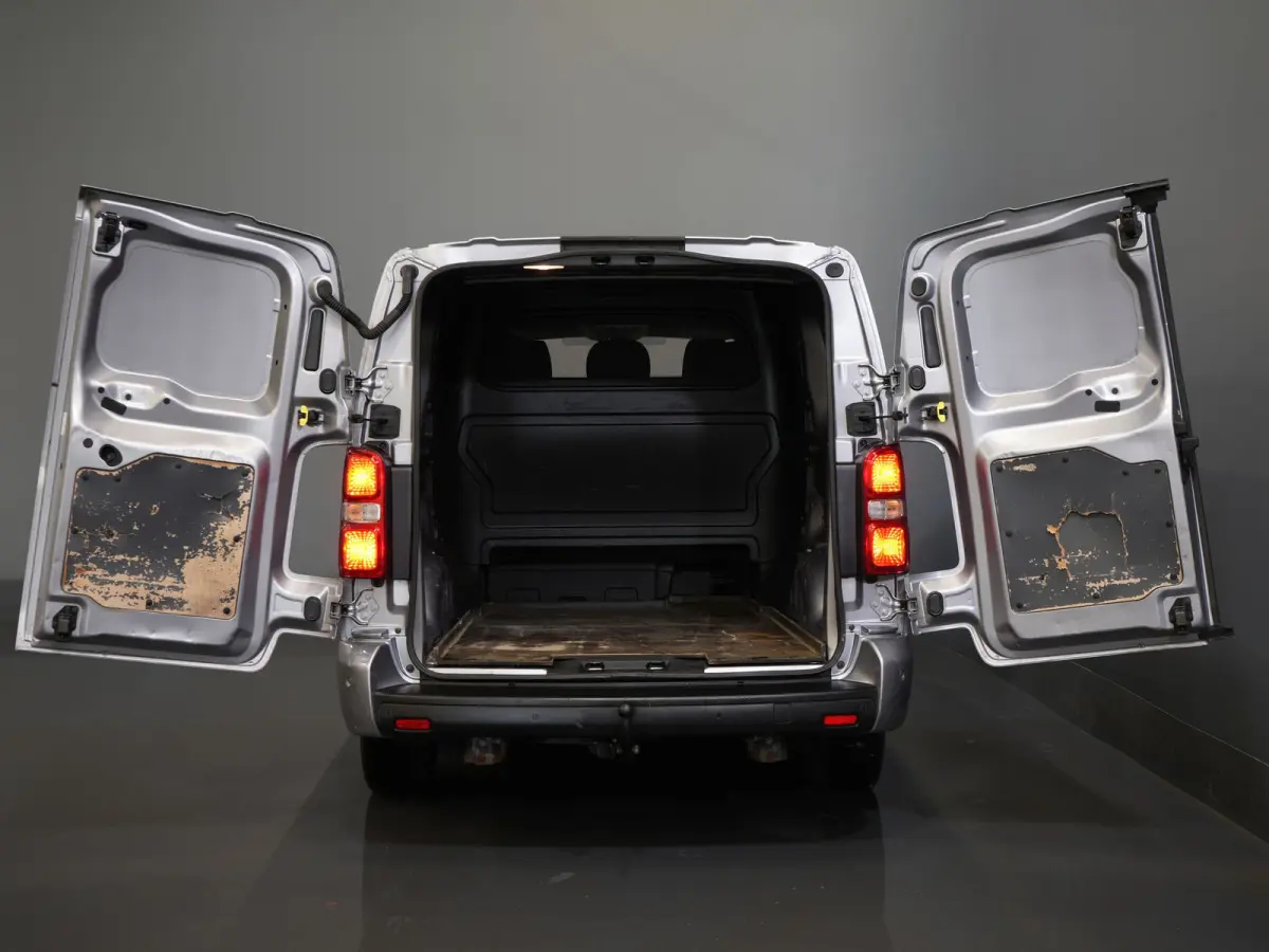 2.0 HDI 180 pk Aut. DC Dubbel Cabine 2x Schuifdeur/ Carplay/ Stoelverw./ Climate/ Navi/ Camera/ Cruise/ 17’LMV/ PDC/ Trekhaak